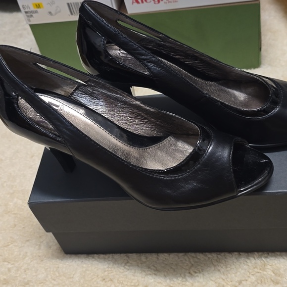 Soft Leather Black Pump - Picture 3 of 5